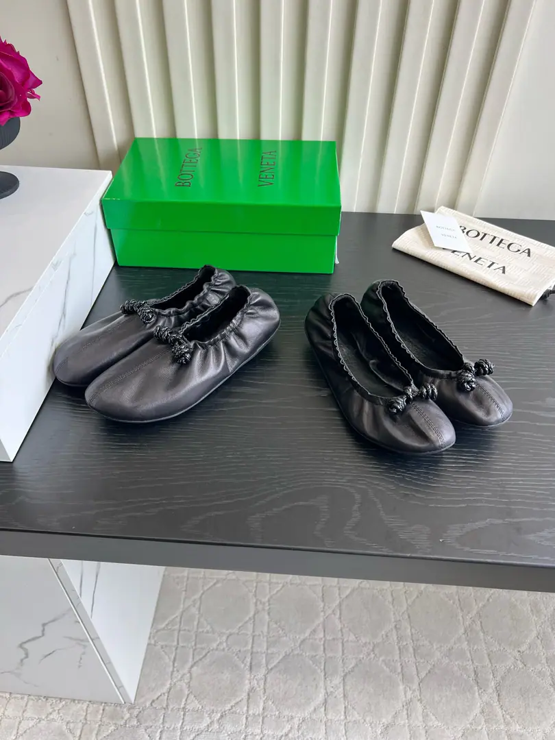 Asak. Deep Bottega Venet*♪ Softly and soothingly wrinkled ballet shoes ♪✨ Who can refuse softly-worn ballet shoes?！ The skin of a twig is foiled., The wrinkles and the buttons., The gentle atmosphere is filled with light.. The foot is soft on the floor., I'm not tired of walking., Daily commute, It's a good place to go out shopping., The French sense of laziness holds it.. Shoe-faced sheep's skin. The inside sheep. Original version to open Size35-39（40 41 42 43Do it.）