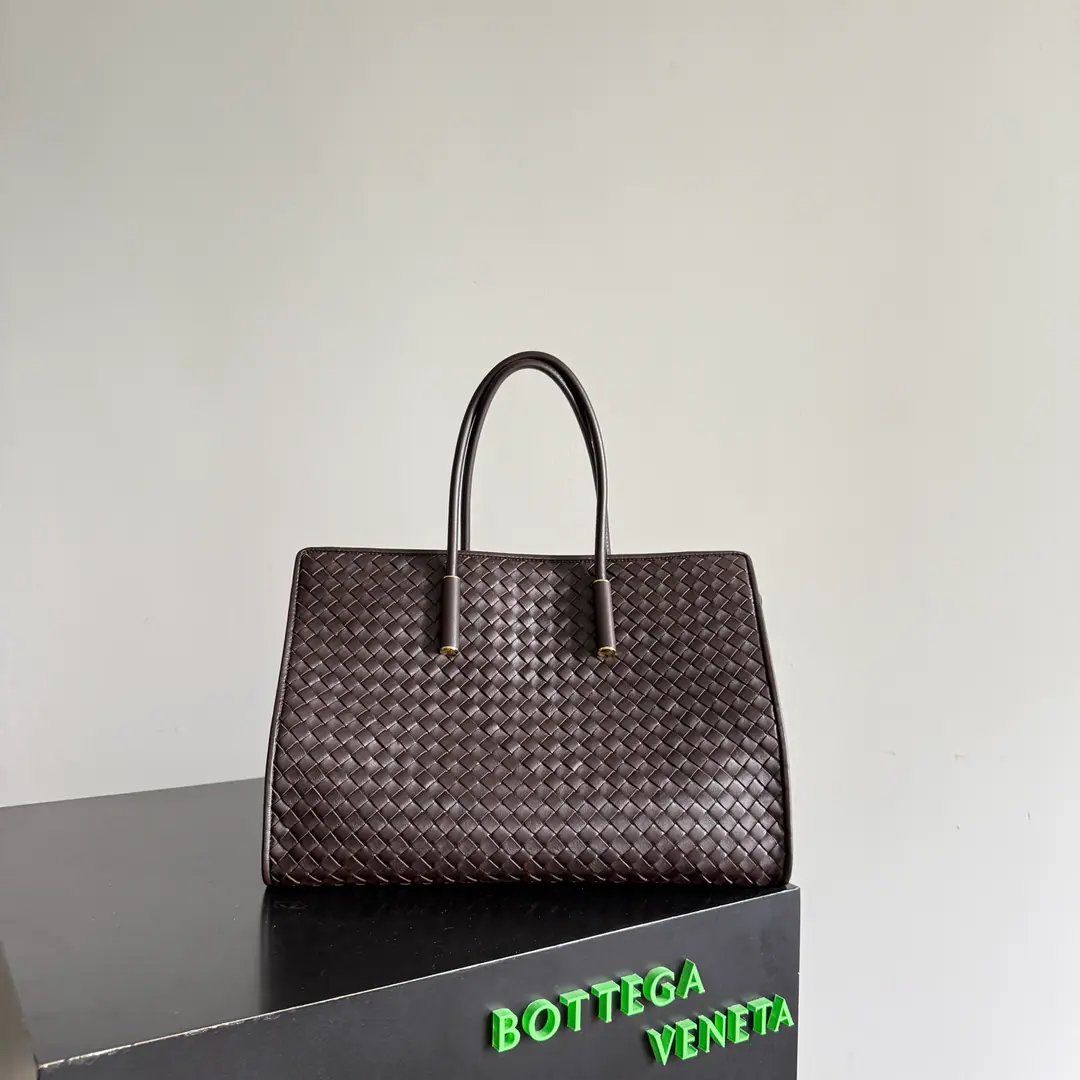 Bottega Veneta BarBaraTot's bag was full of buttoned attachments., MatchDustbagSeries knitting rope bag used, It's a strong union.🤩 Usefulness and Colours Double Online, A soft-handed hand to the boner., Super-capacity super-capable., All commuters.holdStay.~ Paragraph: 868327 & 868505 Dimensions: 37*27*24cm & 29*25*6cm