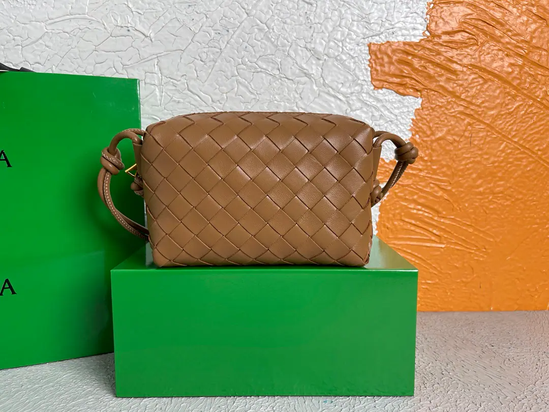 BOTTEGA VENETA/The Fluttershy.2021Ms. New.POUCHTake your bag with your hand., lntfecciatoWeaving leather slants and mini-bags., Open your pockets inside., - We're going to pull the chain., The computer embroidered the leather straps can adjust the length., Model: 9896Colours: Caramel. Origin: Italy Dimensions: 17*12*8