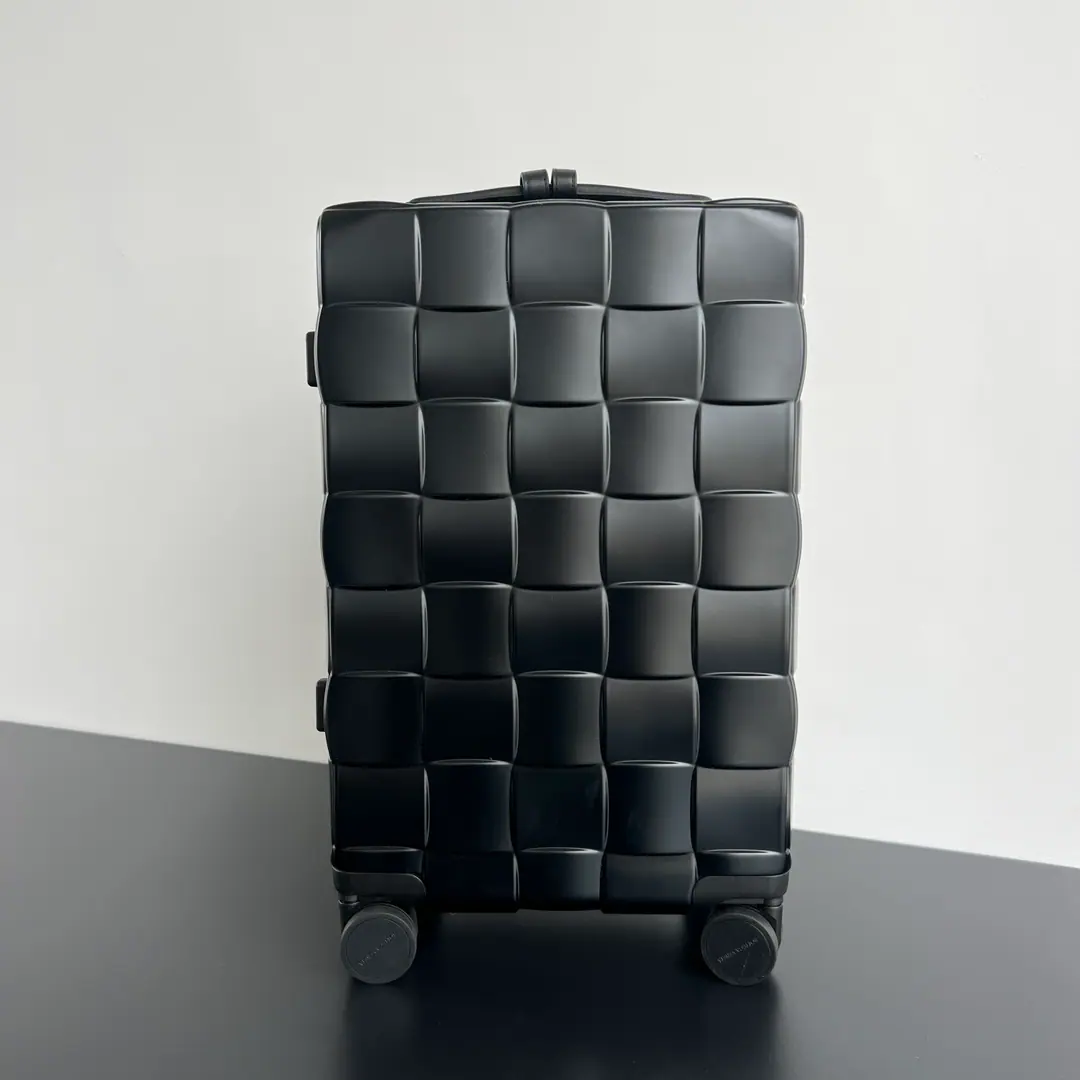 BV 822479I'm a big-ass travel box.🎉It's designed from branded classic bag designs. The suitcase casing is brand-marked.IntreccioWeaving Images Select polycarbonate material and make it using Italian processes The suitcases are also accompanied by silver and leather.IntreccioThe luggage medal. The box is lined with the nylon. There's a zipper. Tie partition and decomposable partition Space is plenty. To facilitate efficient cleaning of items To ensure security🔐The suitcase is still there.TSAAuthentication lock and zipper lock design Size: 38*55*35cm