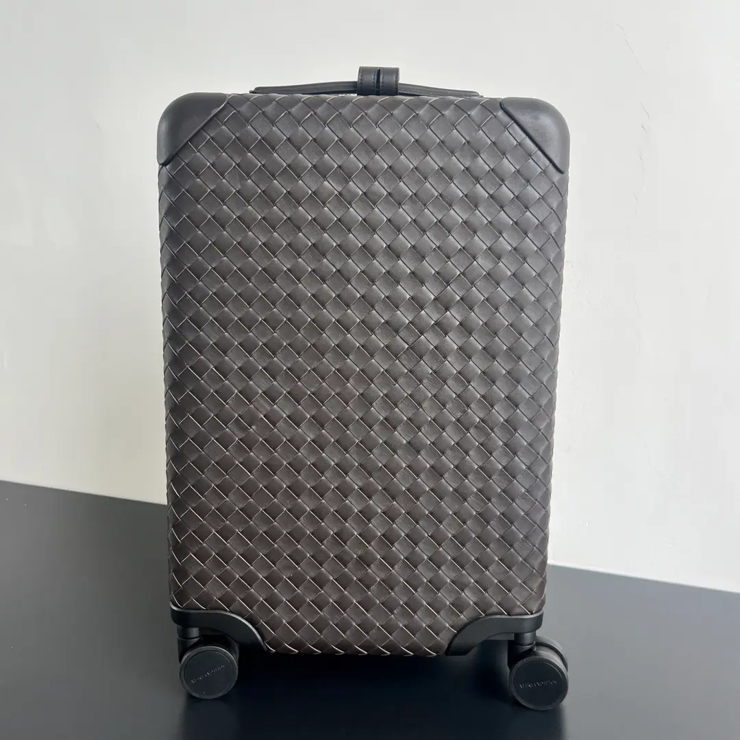 BVWeaving the boarding suitcase.🌟 851376 A black, dumb box., A low-profile, unmindable luxury.🩶Weaving from all-grain leather., A light, but resistant to falling., The mix is thicker.ABSCollapse-proof corner., All sides to protect the box from damage., Four. The wheels rotated with Lisovt material., ♪ Drive quiet and steady ♪～Use the canvas liner., In the two-sided zone., SideXA kind of beam with a fixed suit., To prevent the clothes from dispersing., The other side of the zipper is picking up small pieces., Let your travels be orderly., MatchTSALock the system and the leather luggage plates that can be removed., I'm just gonna get a little more recognition.！The point is, this size is getting on the plane., You're more comfortable in a light suit🖤 Dimensions: 55x35x2