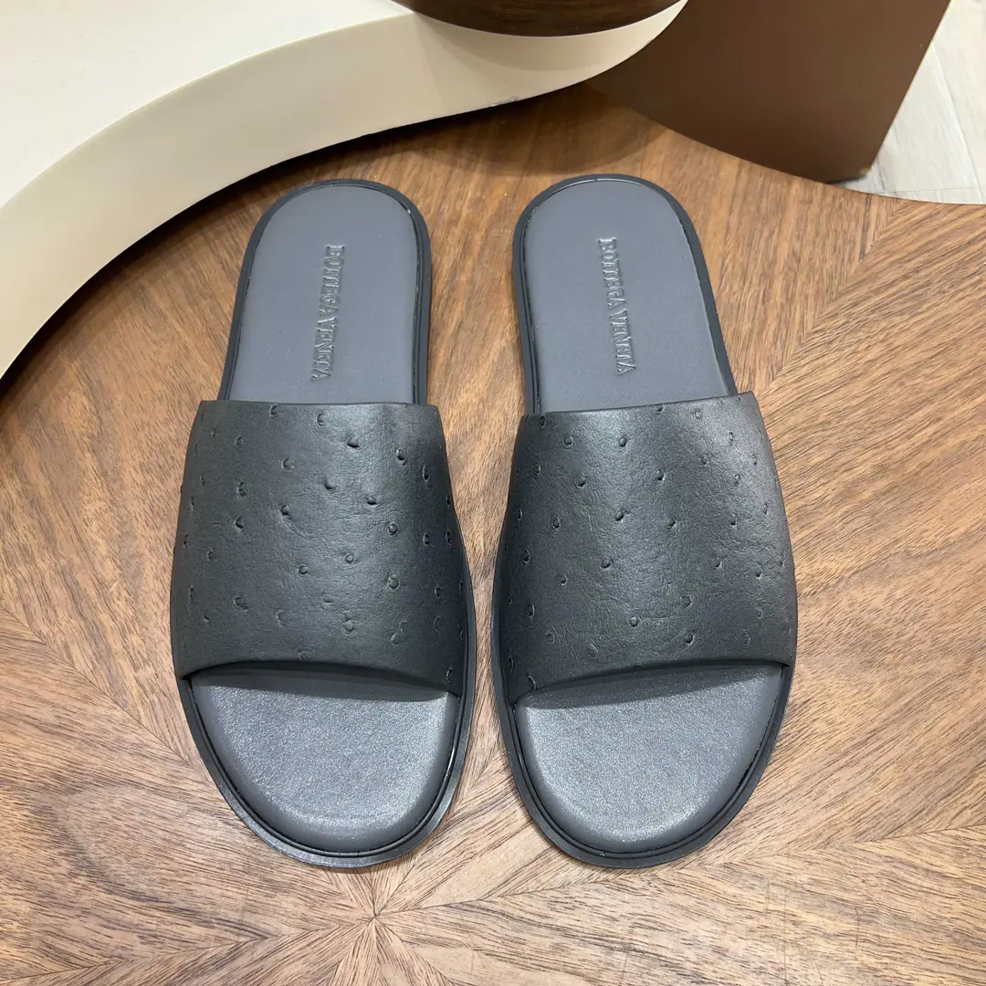 🔥 BVA lightly and lightly man drags a tow. BOTTEGA VENETASame quality., Select Ostrich Skins, It's delicate, sophisticated and dutiful. A simple word for broadband design, Nice and impressive., Low profile luxury. Base level slides down., The shock is comfortable., I'm not tired of walking. ✅ 39–44Code 38/45/46Customable ✅ Black/Brown./Ash/CHOI Ching4Colour Optional Summer with shorts., The spare pants are so beautiful., The Luxury Party closed its eyes.！
