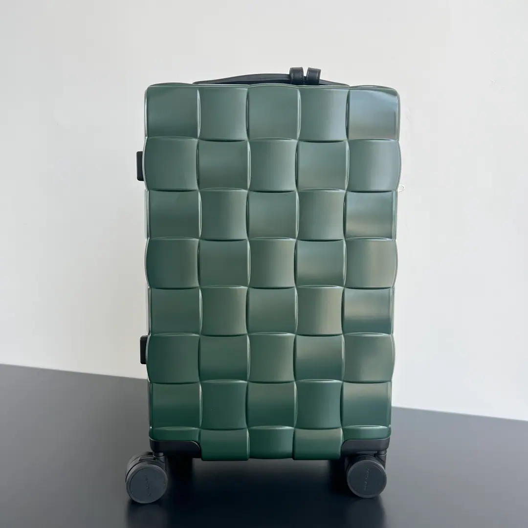 BV 822479I'm a big-ass travel box.🎉It's designed from branded classic bag designs. The suitcase casing is brand-marked.IntreccioWeaving Images Select polycarbonate material and make it using Italian processes The suitcases are also accompanied by silver and leather.IntreccioThe luggage medal. The box is lined with the nylon. There's a zipper. Tie partition and decomposable partition Space is plenty. To facilitate efficient cleaning of items To ensure security🔐The suitcase is still there.TSAAuthentication lock and zipper lock design Size: 38*55*35cm