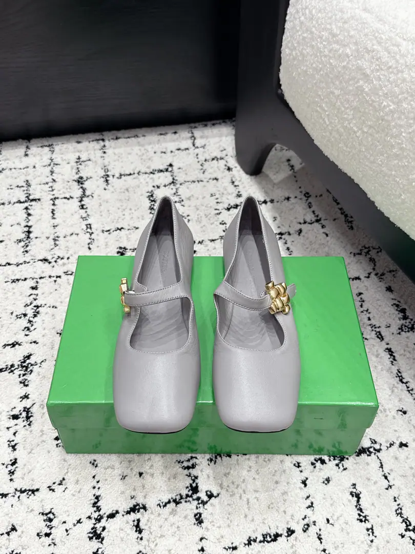 Bottega Venet*26/ The new spring and summer metal is tied to Mary Jane's shoes. One word with Mary Jane's classic., ♪ And the backs are firmly tied ♪, Walking and walking are not easy to slip down., And it's a balance between beauty and utility.. A shoe-type design for Asak., ♪ Sneak the legs ♪. ✔️Shoe.: Lamb skin. ✔️Uchi.: Lamb skin. ✔️Otsumi!: It's a real piece of shit. ✔️size: 35-42（40 41 42Custom without re-offer）