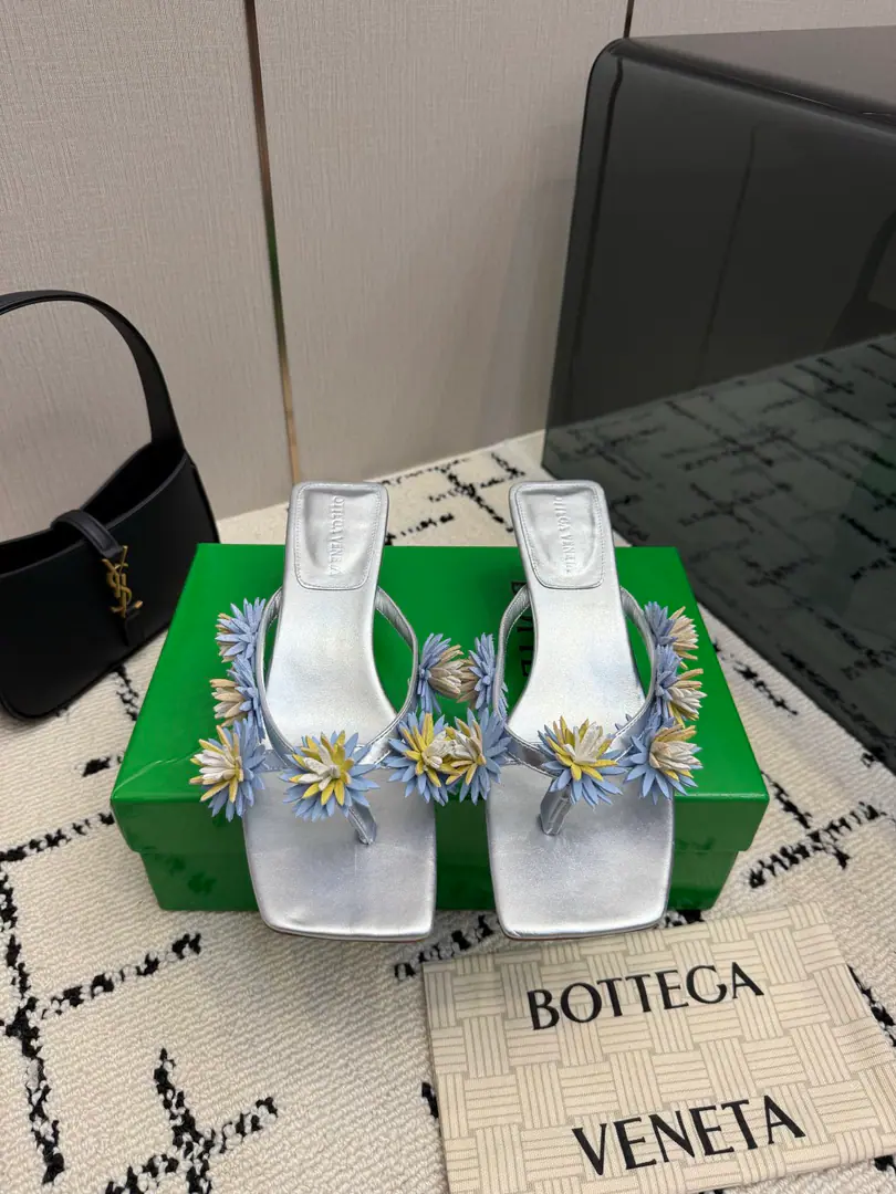 Top-level high-end version Repurchase Quality BottegaVeneta2026ssShoes.. BVThe money's a big deal., ins&Little Red Books are super-hot.！The upper foot is so sexy.！It's so beautiful.！There's a reason to get a fashion wind., The comfort of being trapped. It's not heavy, it's not tired., Original custom fabric Compare market top version. This big knitting shoe is so sophisticated.！You're a good-looking, fairy. It's a fashionable and design-oriented thing. And they're all very, very well worn., Especially with a skating tape cushion on the bottom of his heels., It's practical and qualitative., It's a good job for a working family.💃🏻 Comfortable design with inner courage. It's a great design. One of them is a personality. The tide of the monolith. Use Italian skin. Bio-plastic process Slippery comfort. He's tall.: 5cmand9cm Codes:35-39（34.40.41.42.43Do it., No, no, no, no, no.） Packaging: Top-level high-end package