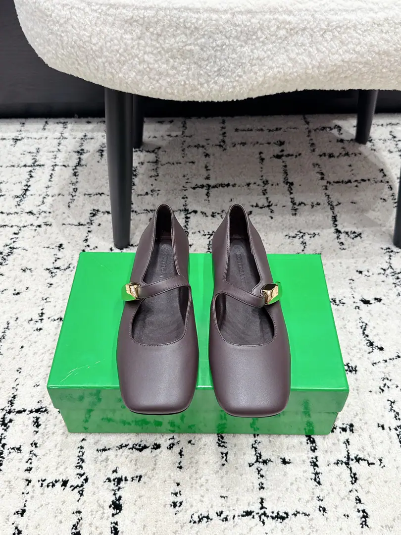 Bottega Venet*26/ The new spring and summer metal is tied to Mary Jane's shoes. A soft, smooth-looking pair of shoes., It's a weakness., Better modulate the foot line., The visual is fine and delicate., I'm so happy with the various feet.. Shoes with fine metal decorative buttons., It's a simple thing, and it's a whole thing., A perfect, easy, careful machine., It's not too much to say., The high senses are straight up.. One word with Mary Jane's classic., ♪ And the backs are firmly tied ♪, Walking and walking are not easy to slip down., And it's a balance between beauty and utility.. A shoe-type design for Asak., ♪ Sneak the legs ♪. ✔️Fabulous.: Lamb skin. ✔️Uchi.: Lamb skin. ✔️Otsumi!: It's a real piece of shit. ✔️size: 35-42（40 41 42 Custom without re-offer）