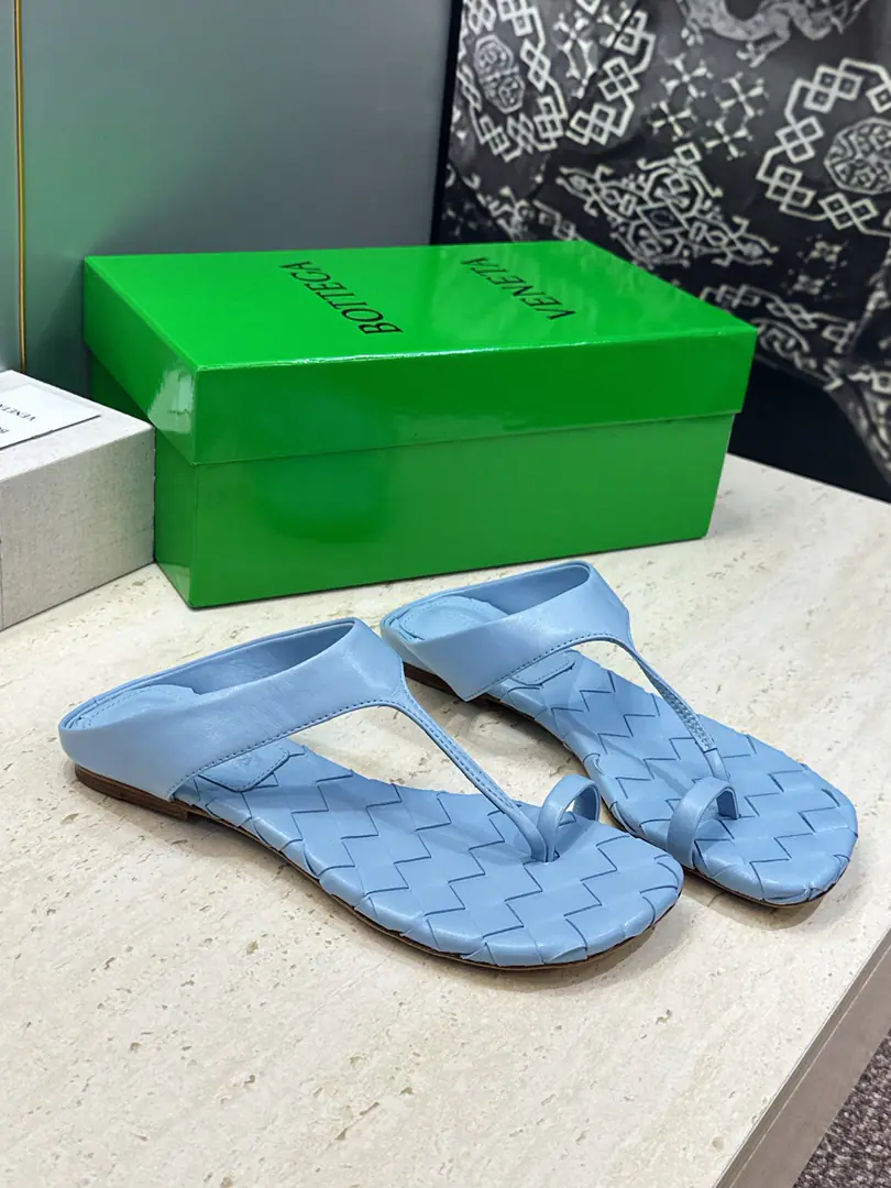 Plant prices Bottega Veneta The Fluttershy.2026Spring and summer weavers. BVLetterlogoA toe-toe slipper. Material:I'll import a cow's skin on my shoe./Import of metal cow skin+In the skin of the watered cow.+Italy is a big-ass country. Size: 35-42(40.41.42Custom without re-offer）