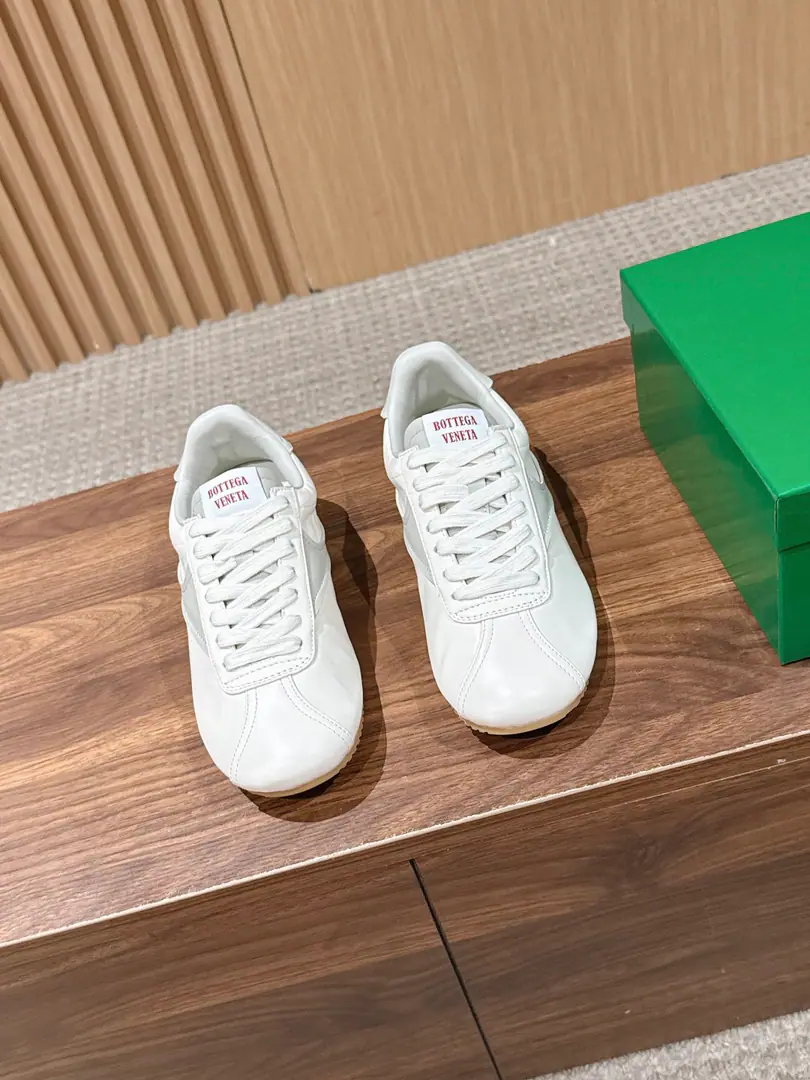 Bottega Veneta BVThe Flies' new early autumn recollection shoes. A low-profile, high-level atmosphere with a softly re-reading ancient culture., Sides of a light colored block that spelt into the atmosphere., The white stripes are a hundred times a day., The shoe tongue label details are very low profile., The whole version is easy to read., No extra plethora of designs.. Very simple regood-style combination low-key impact design, ♪ To abandon the preposterous decorative master of quality ♪, You can't be so quiet about it., I'm gonna be easy to keep up with the routine., It's a classic shoe with a regular foot.. Shoe.: Importing cow skin Uchi.: Lamb skin. Otsumi!: Original version to open size: 35-45Code（Women40 Men45Custom without re-offer）