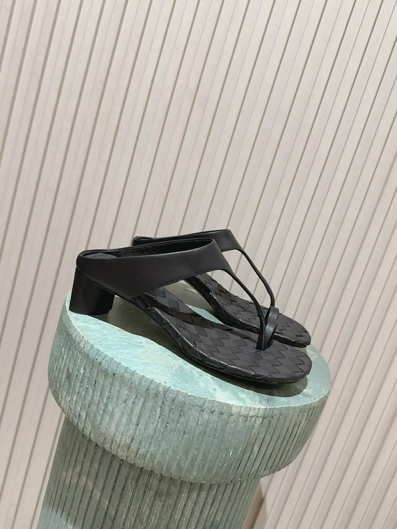 Top Version Bottega Venet*BVSummer's new weaving and toes and sandy tows. Bringing up the loosely ancient style, The classic knitting road is full of shoes., BriefTType-button design, It's a nice, smooth, stylish foot., Low profile, high-level, lazyness.. With cowboy legs., A half-clothed dress., Rhythms., The holiday is a perfect match for the dress., I'm shopping everyday., A beach vacation., A coffee shop., It's a good thing to go out for a short trip.. Shoe.: Bullskins. Uchi.: Bullskins. Otsumi!: Italy is a big-ass place. size: 35-41Code（40, 41Code custom is not to be changed） He's tall.: 4cm