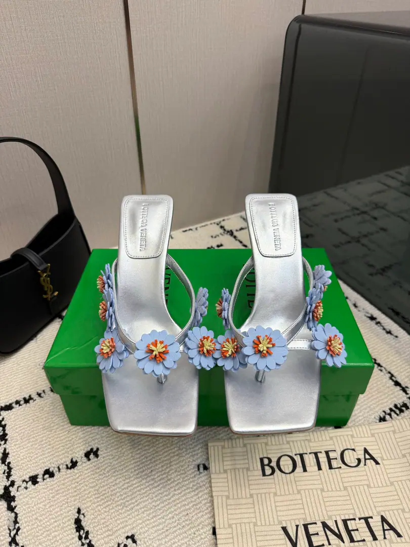 Top-level high-end version Repurchase Quality BottegaVeneta2026ssShoes.. BVThe money's a big deal., ins&Little Red Books are super-hot.！The upper foot is so sexy.！It's so beautiful.！There's a reason to get a fashion wind., The comfort of being trapped. It's not heavy, it's not tired., Original custom fabric Compare market top version. This big knitting shoe is so sophisticated.！You're a good-looking, fairy. It's a fashionable and design-oriented thing. And they're all very, very well worn., Especially with a skating tape cushion on the bottom of his heels., It's practical and qualitative., It's a good job for a working family.💃🏻 Comfortable design with inner courage. It's a great design. One of them is a personality. The tide of the monolith. Use Italian skin. Bio-plastic process Slippery comfort. He's tall.: 5cmand9cm Codes:35-39（34.40.41.42.43Do it., No, no, no, no, no.） Packaging: Top-level high-end package