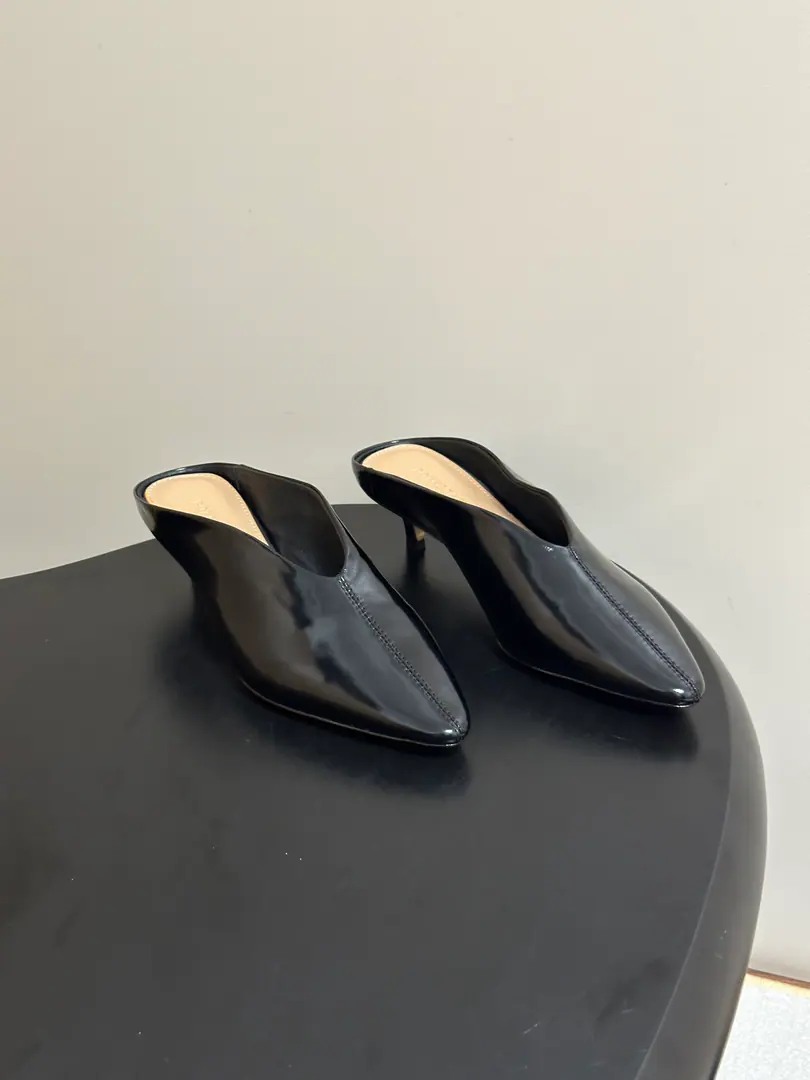 Top Quality BOTTEGA VENETA The Fluttershy. 2026Summer New Money BV Vesta Cat and pointy Muller, half-shoes. 4cmIt's just perfect., The sharpness of the head is matched by softness.VShoes., Hand-sew threads in the center line.. 4cmCat and..., Walking steady and with a temper., A commuting shoe without a leg grind., Black/White/Wine./Dark brown fours in position.. Jane's not wearing any extra decorations., Bring a low-key quality.！A commute suit., A dress., The jeans fit all the way.！The lazy Muller who didn't show up behind him., It's a feeling of emotion.！ Shoe.: Customized butter peels Inside, put your feet on the inside.: Bullskins. Shoes under the sole.: The Italian skin is a big thing. He's tall.: 4cm Codes: 35-39(40.41.42I'll make sure I don't change it.)