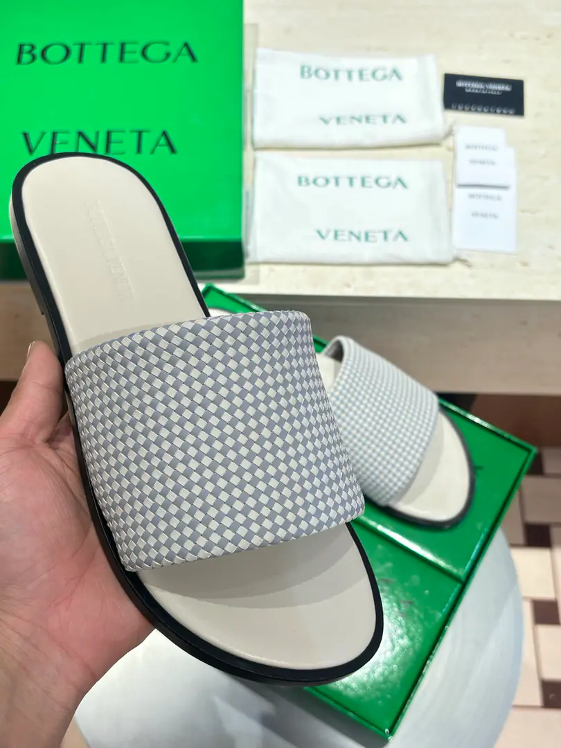 Top mass2026NewBvMan, that's a big slipper., It's a simple and fashionable design., Hand-made shoe-faced, The soles are light and comfortable., It's for routine or vacation.. Italian Craft, Details are fine., Brand ID low profile., Show high quality.✨. It's a combination of leisure and vacation., It's easy to get a look at., It's a summer one-on-one.！ size: 39-44（38.45.46Custom）