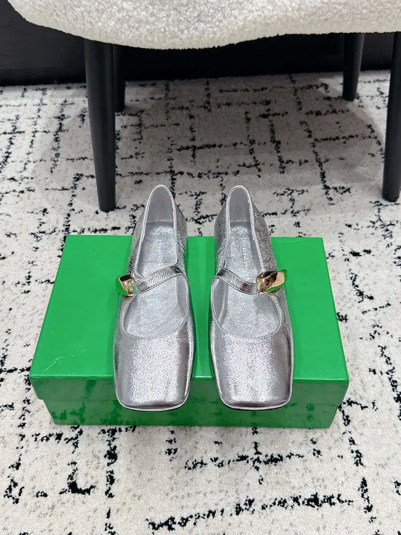 Bottega Venet*26/ The new spring and summer metal is tied to Mary Jane's shoes. A soft, smooth-looking pair of shoes., It's a weakness., Better modulate the foot line., The visual is fine and delicate., I'm so happy with the various feet.. Shoes with fine metal decorative buttons., It's a simple thing, and it's a whole thing., A perfect, easy, careful machine., It's not too much to say., The high senses are straight up.. One word with Mary Jane's classic., ♪ And the backs are firmly tied ♪, Walking and walking are not easy to slip down., And it's a balance between beauty and utility.. A shoe-type design for Asak., ♪ Sneak the legs ♪. ✔️Fabulous.: Lamb skin. ✔️Uchi.: Lamb skin. ✔️Otsumi!: It's a real piece of shit. ✔️size: 35-42（40 41 42 Custom without re-offer）