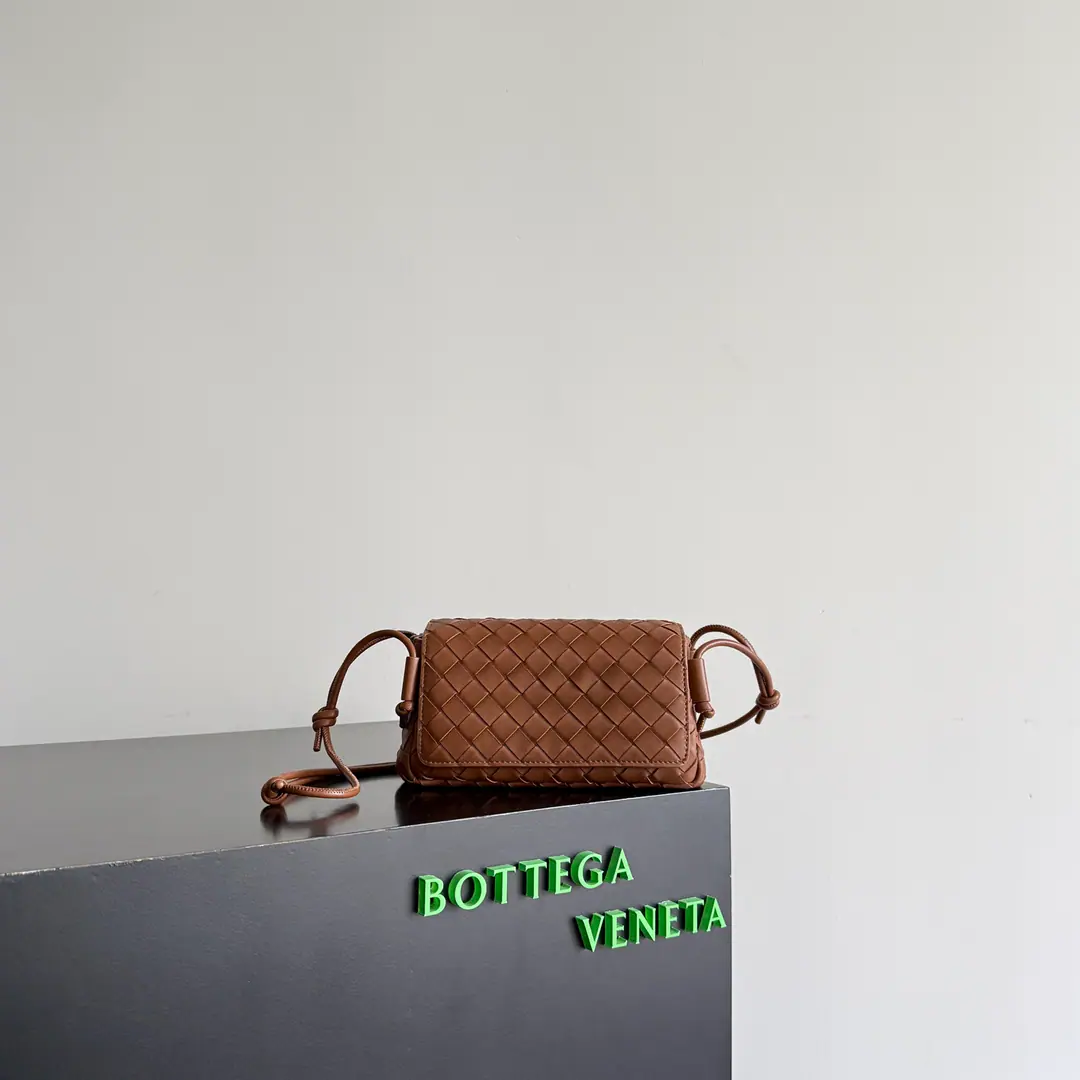 Bottega VenetaThe Fluttershy's new stuff is here.◍˃ᵕ˂◍ A super cute little bag always grabs my heart., It's really convenient for a simple bag to walk on its back at any moment., This one.NotturnoThe surprise with the handbag is still in three separate spaces., A baby with a lot of stuff must be a lot of heart-breathing to find things., This sort of area-drawn design is a little bit like capture of my heart. Paragraph: 843893 Dimensions: 21*11*9cm
