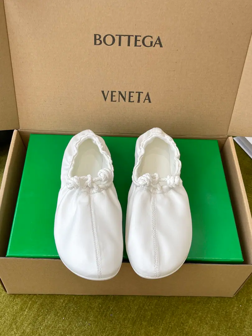 Bottega Veneta The Fluttershy.26ss Wrinkles The clouds are flat-bed shoes. The classics never pass. MatchBVA symbolic cloud wrinkle design Low profile. A proper closet with a gold-cream shoe. The whole little little little sheep's skin. ♪ My hands are soft as a cloud ♪ No hard-core squares. The upper foot is completely unconscionable. The shoe is wrinkled and wrinkled.+Hand-weaving ropes The details are simple and the design is smart. Perfectly condensed, very loosely swept wind. Shoe face, sheep's skin. A foot-stamped sheep's skin cushion. Rubber Bottom Codes: 35-40（40I'll make sure I don't change it.）