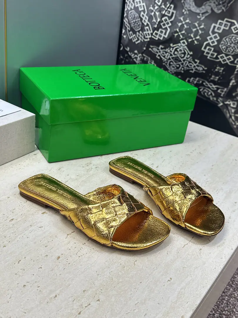 Plant prices Bottega Veneta The Fluttershy.2026Spring and summer weaver sandals. BVLetterlogoThe sandals on the bottom. Material:I'll import a cow's skin on my shoe./Import of metal cow skin+In the skin of the watered cow.+Italy is a big-ass country. Size: 35-42(40.41.42Custom without re-offer）