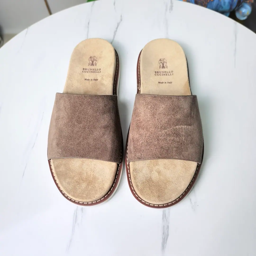Plant price: 🏇🏻🏇🏻🏇🏻 【Cool.】Brunello Cucinelli BCMen's leisure men's sandals.✅ This sandal is a swirling skin for the Italian import.✅ The elastic rubber bubbles are so dense.｜It's not easy to deform.✅ This sandal shoe is classic. It's never out of date.✅ The personality of the outside world.logoAnd uniquely designed water-coated grooves.｜The luxury of the moment is blown up. Size: 38-44（45.46Do it.）