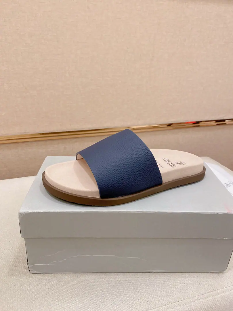 Plant prices: 【Cool.】Brunello Cucinelli BCMen's leisure men's sandals.｜This sandal is a swirling skin for the Italian import.｜The exterior of the shoe is plated with branded electrocution for the old processor.｜The buckles are scalding at will.｜You can handle it if you lose weight.｜The elastic rubber bubbles are so dense.｜It's not easy to deform.｜This sandal shoe is classic. It's never out of date.｜The personality of the outside world.logoAnd uniquely designed water-coated grooves.｜The luxury of the moment is blown up. Size: 38-44（45.46Do it.）