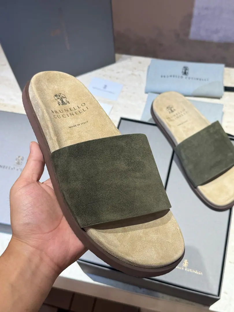 Brunello CucineliMen, leather slippers. The materials are beautiful.. Soft, skin-shoeed, wrapped-up designs that touch your feet., And with the most light. Combining the outer soles of micro-holed materials, Make your leisure time more comfortable.. Size:39-44(38.45Custom）