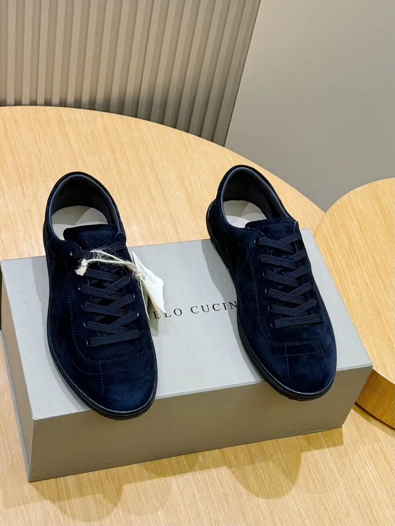 BRUNELLO CUCINELLI Sports shoes The selection of the material and the craft is a fine blend of the lightly geled shoes., A light-weighted and flexible feature.. The shoes are made of fuzzy leather., The display of irregular texture and changing light highlights the seasonal colour.. Super-soft structure combined with light rubber soles., The plastic is a nice shoe., It's easy to fit in with a variety of settings.. The fur is a fume., Stylish leather., A little bit of a flash on the surface.. The shoes are lined with soft leather.. Size:39-44（38.45 46Do it.）
