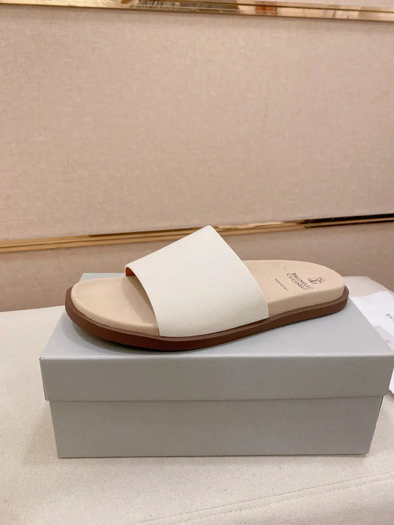 Plant prices: 【Cool.】Brunello Cucinelli BCMen's leisure men's sandals.｜This sandal is a swirling skin for the Italian import.｜The exterior of the shoe is plated with branded electrocution for the old processor.｜The buckles are scalding at will.｜You can handle it if you lose weight.｜The elastic rubber bubbles are so dense.｜It's not easy to deform.｜This sandal shoe is classic. It's never out of date.｜The personality of the outside world.logoAnd uniquely designed water-coated grooves.｜The luxury of the moment is blown up. Size: 38-44（45.46Do it.）