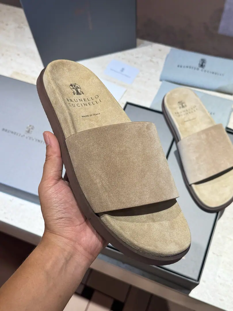 Brunello CucineliMen, leather slippers. The materials are beautiful.. Soft, skin-shoeed, wrapped-up designs that touch your feet., And with the most light. Combining the outer soles of micro-holed materials, Make your leisure time more comfortable.. Size:39-44(38.45Custom）
