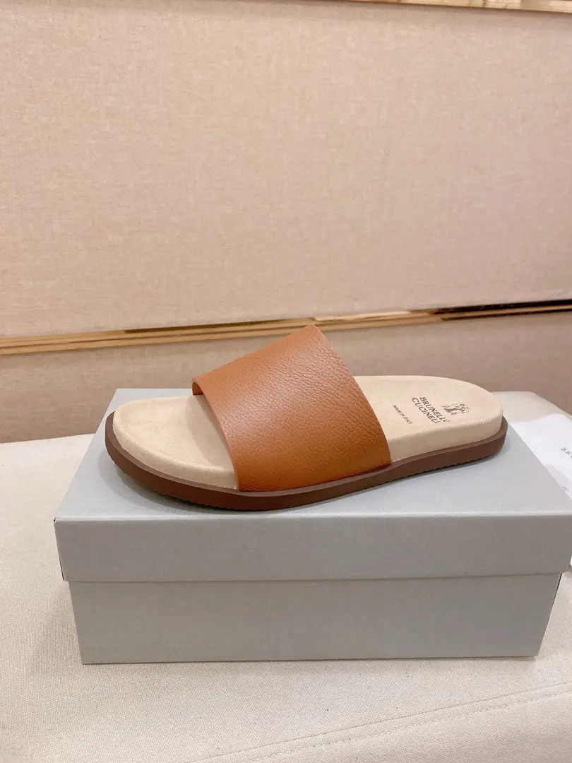 Plant prices: 【Cool.】Brunello Cucinelli BCMen's leisure men's sandals.｜This sandal is a swirling skin for the Italian import.｜The exterior of the shoe is plated with branded electrocution for the old processor.｜The buckles are scalding at will.｜You can handle it if you lose weight.｜The elastic rubber bubbles are so dense.｜It's not easy to deform.｜This sandal shoe is classic. It's never out of date.｜The personality of the outside world.logoAnd uniquely designed water-coated grooves.｜The luxury of the moment is blown up. Size: 38-44（45.46Do it.）