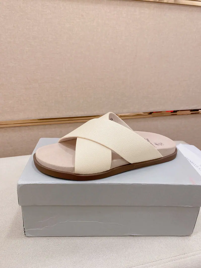 Plant prices: 【Cool.】Brunello Cucinelli BCMen's leisure men's sandals.｜This sandal is a swirling skin for the Italian import.｜The exterior of the shoe is plated with branded electrocution for the old processor.｜The buckles are scalding at will.｜You can handle it if you lose weight.｜The elastic rubber bubbles are so dense.｜It's not easy to deform.｜This sandal shoe is classic. It's never out of date.｜The personality of the outside world.logoAnd uniquely designed water-coated grooves.｜The luxury of the moment is blown up. Size: 38-44（45.46Do it.）