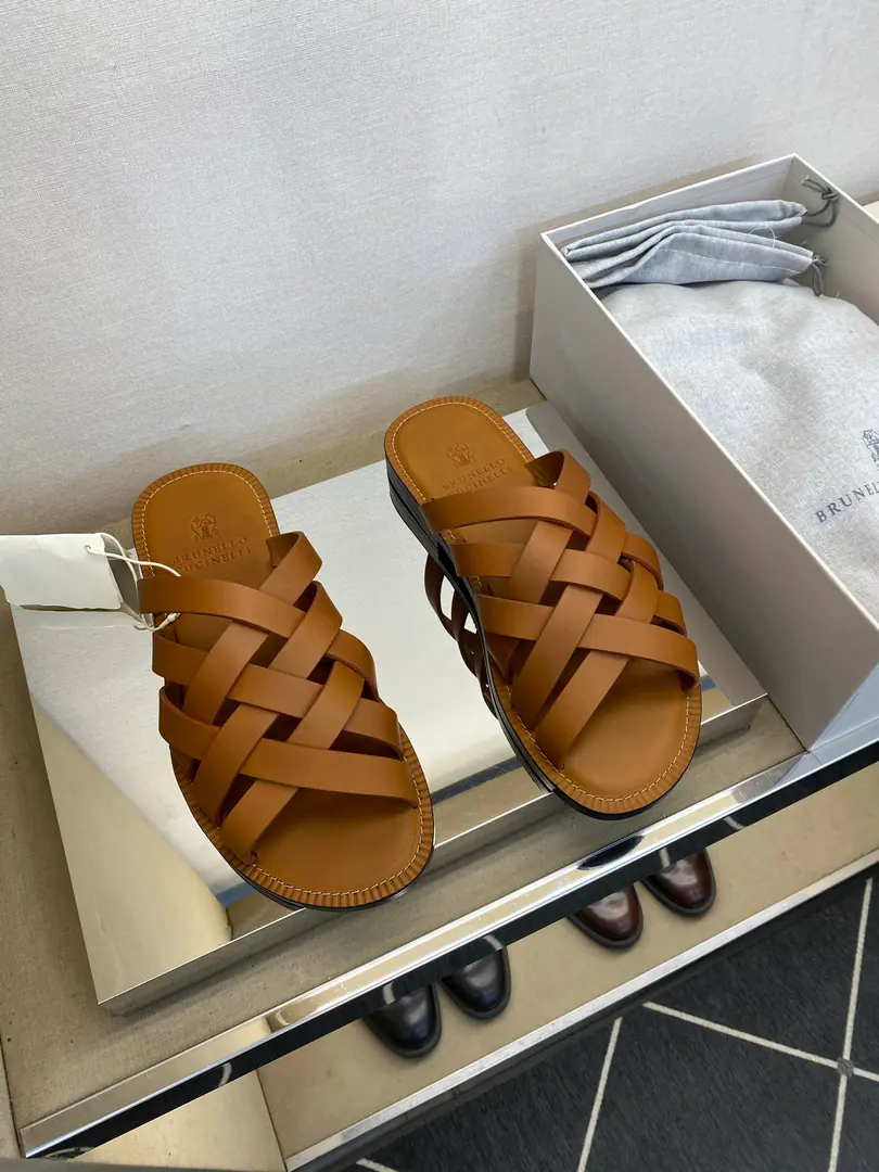 ⚠️【BRUNELL *CUCINELLI】 ⚠️High Quality, Top crafts. ⚠️Men's skin slippers. ⚠️Positive: 39－45, 46, Make a reservation. Leather. Fly face. ⚠The latest classic fork-to-draw.！🐂Goods！The summer must be set up., Top crafts[John.]💯💯！Fahrenheit.: Original oil waxed cow skin., It's so strong.(It's super-high., A touch.)！Uchi., The insides are all wrapped in calf skin., My feet are soft and cozy.！It's so strong.！The note is so thick.！！Maximum Version！