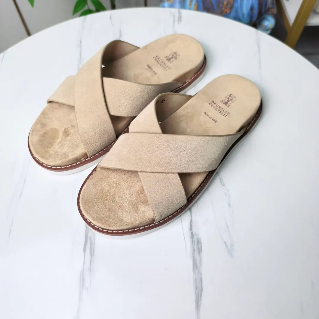 Plant price: 🏇🏻🏇🏻🏇🏻 【Cool.】Brunello Cucinelli BCMen's leisure men's sandals.✅ This sandal is a swirling skin for the Italian import.✅ The elastic rubber bubbles are so dense.｜It's not easy to deform.✅ This sandal shoe is classic. It's never out of date.✅ The personality of the outside world.logoAnd uniquely designed water-coated grooves.｜The luxury of the moment is blown up. Size: 38-44（45.46Do it.）