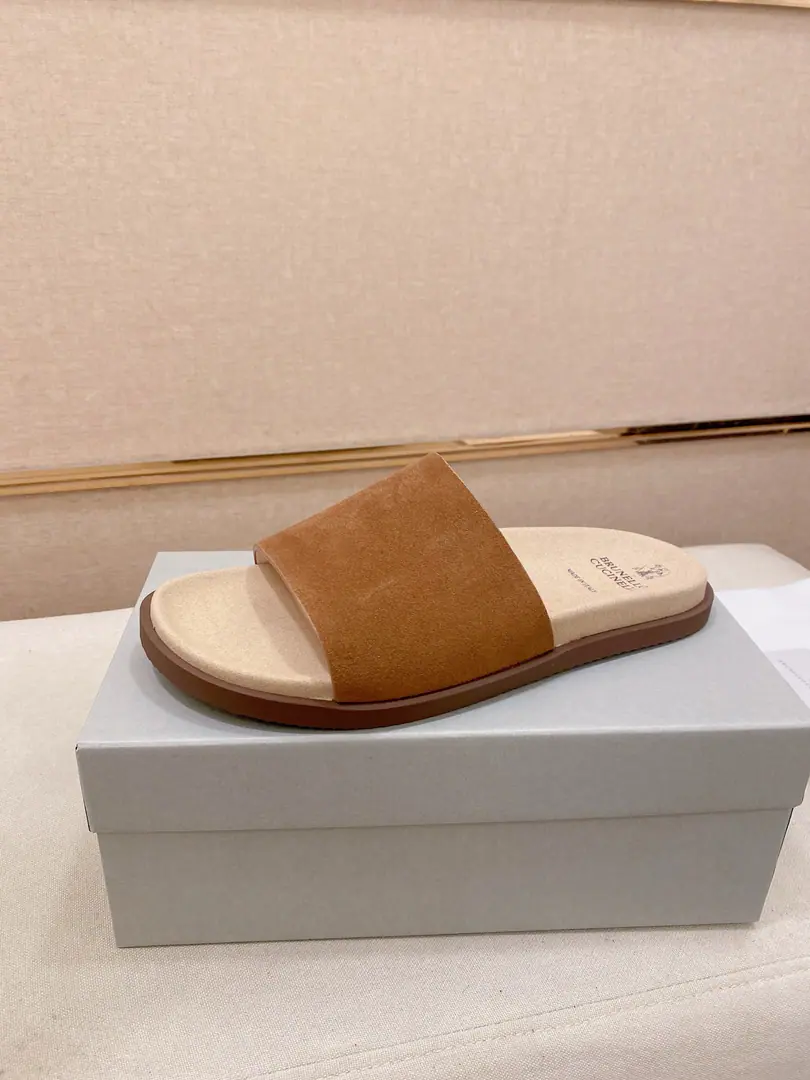 Plant prices: 【Cool.】Brunello Cucinelli BCMen's leisure men's sandals.｜This sandal is a swirling skin for the Italian import.｜The exterior of the shoe is plated with branded electrocution for the old processor.｜The buckles are scalding at will.｜You can handle it if you lose weight.｜The elastic rubber bubbles are so dense.｜It's not easy to deform.｜This sandal shoe is classic. It's never out of date.｜The personality of the outside world.logoAnd uniquely designed water-coated grooves.｜The luxury of the moment is blown up. Size: 38-44（45.46Do it.）