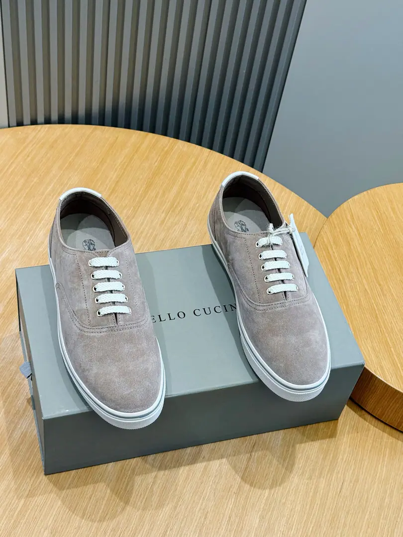 Brunello CucinelliA man's skin, a man's shoes. The precious materials are in the same way as the craftsmanship., Give this simple water-washed leather-bed shoe a great deal of modern style.. The charm of the season is so intense with the skin of the skin of the skin., The leather liner is reinforced by a solid light rubber sole., Increased comfort and mobility in shoes. Size:39-44(38.45Custom）