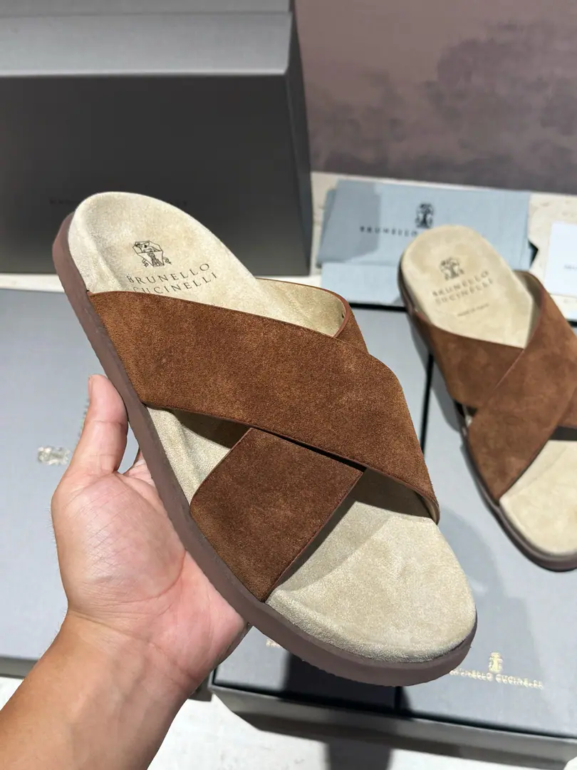 Brunello CucineliMen, leather slippers. The materials are beautiful.. Soft, skin-shoeed, wrapped-up designs that touch your feet., And with the most light. Combining the outer soles of micro-holed materials, Make your leisure time more comfortable.. Size:39-44(38.45Custom）