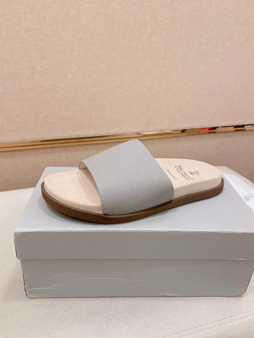 Plant prices: 【Cool.】Brunello Cucinelli BCMen's leisure men's sandals.｜This sandal is a swirling skin for the Italian import.｜The exterior of the shoe is plated with branded electrocution for the old processor.｜The buckles are scalding at will.｜You can handle it if you lose weight.｜The elastic rubber bubbles are so dense.｜It's not easy to deform.｜This sandal shoe is classic. It's never out of date.｜The personality of the outside world.logoAnd uniquely designed water-coated grooves.｜The luxury of the moment is blown up. Size: 38-44（45.46Do it.）