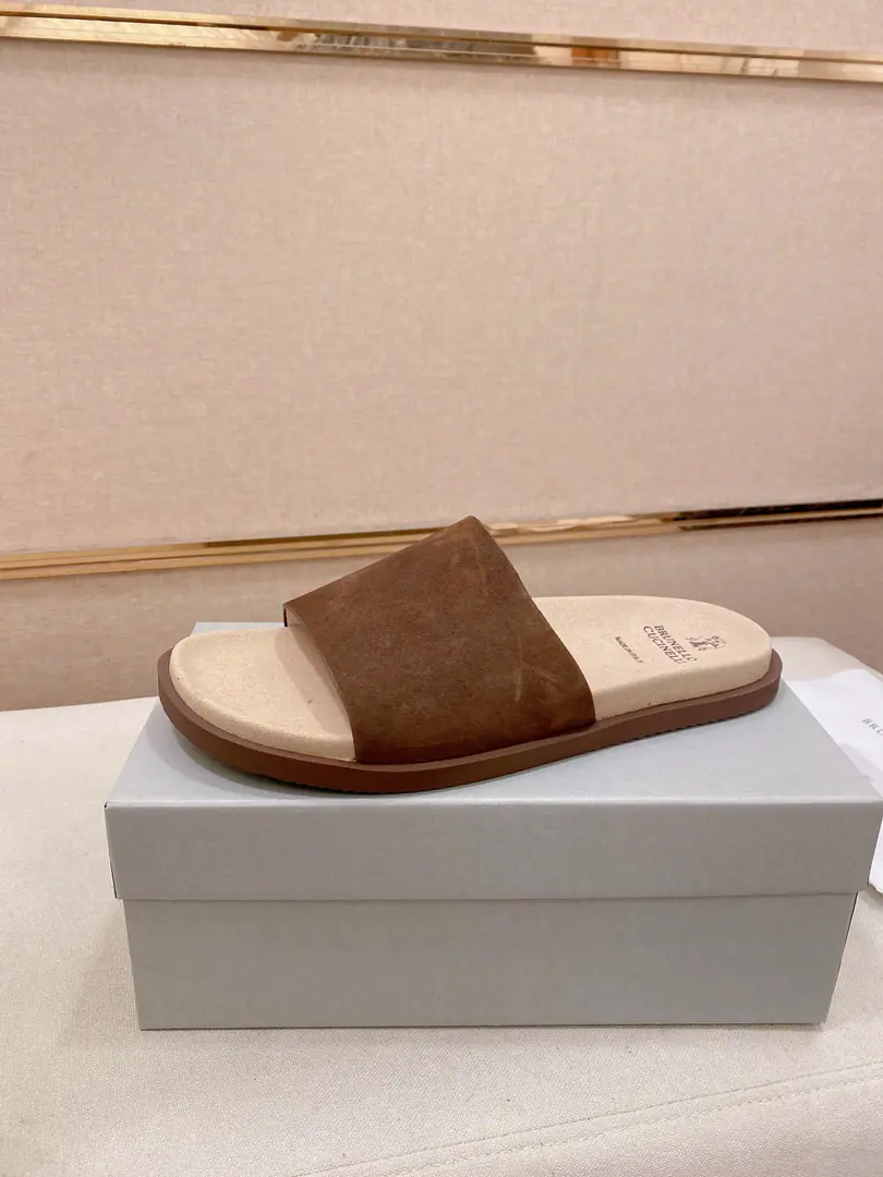 Plant prices: 【Cool.】Brunello Cucinelli BCMen's leisure men's sandals.｜This sandal is a swirling skin for the Italian import.｜The exterior of the shoe is plated with branded electrocution for the old processor.｜The buckles are scalding at will.｜You can handle it if you lose weight.｜The elastic rubber bubbles are so dense.｜It's not easy to deform.｜This sandal shoe is classic. It's never out of date.｜The personality of the outside world.logoAnd uniquely designed water-coated grooves.｜The luxury of the moment is blown up. Size: 38-44（45.46Do it.）