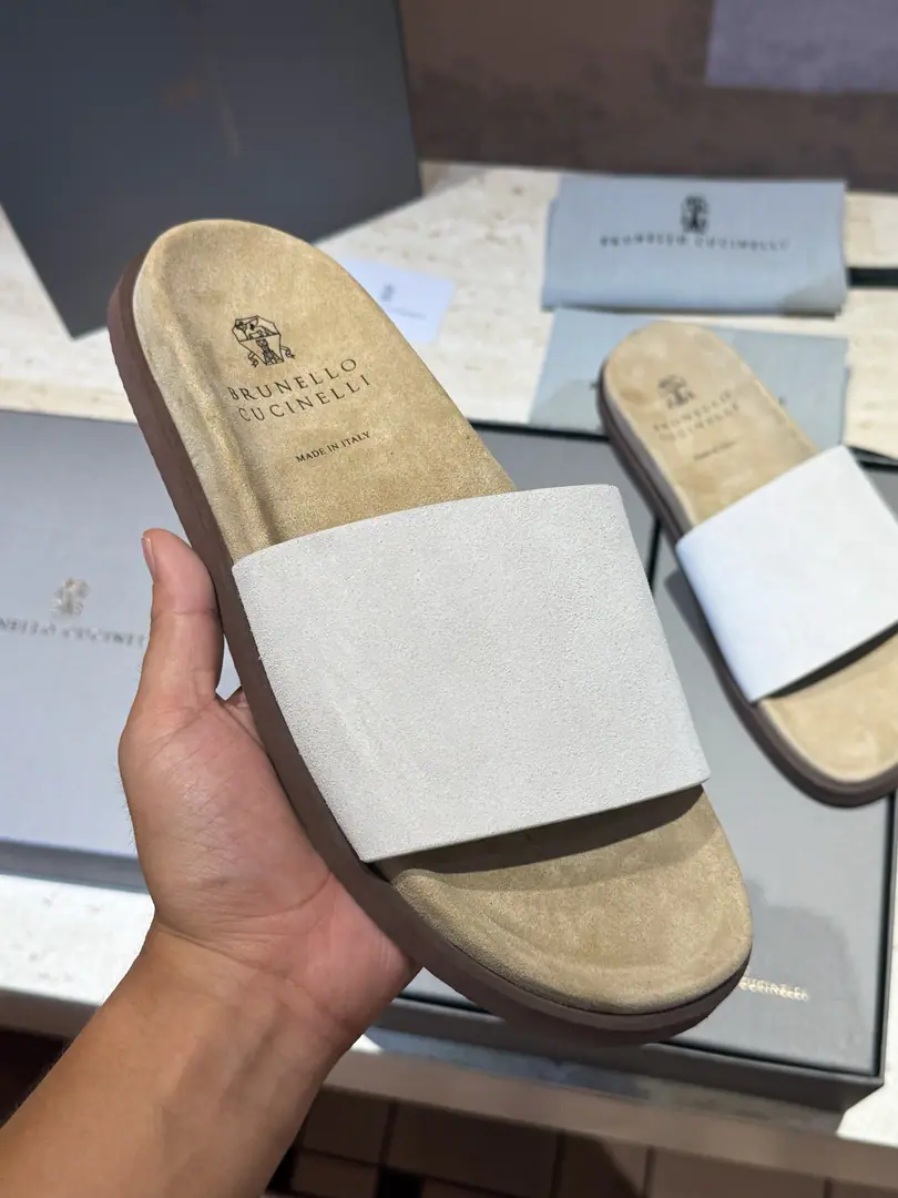 Brunello CucineliMen, leather slippers. The materials are beautiful.. Soft, skin-shoeed, wrapped-up designs that touch your feet., And with the most light. Combining the outer soles of micro-holed materials, Make your leisure time more comfortable.. Size:39-44(38.45Custom）