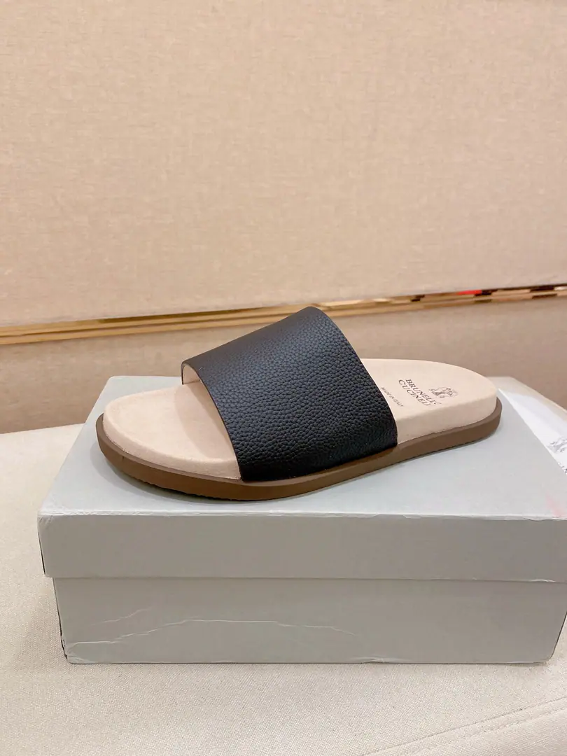Plant prices: 【Cool.】Brunello Cucinelli BCMen's leisure men's sandals.｜This sandal is a swirling skin for the Italian import.｜The exterior of the shoe is plated with branded electrocution for the old processor.｜The buckles are scalding at will.｜You can handle it if you lose weight.｜The elastic rubber bubbles are so dense.｜It's not easy to deform.｜This sandal shoe is classic. It's never out of date.｜The personality of the outside world.logoAnd uniquely designed water-coated grooves.｜The luxury of the moment is blown up. Size: 38-44（45.46Do it.）