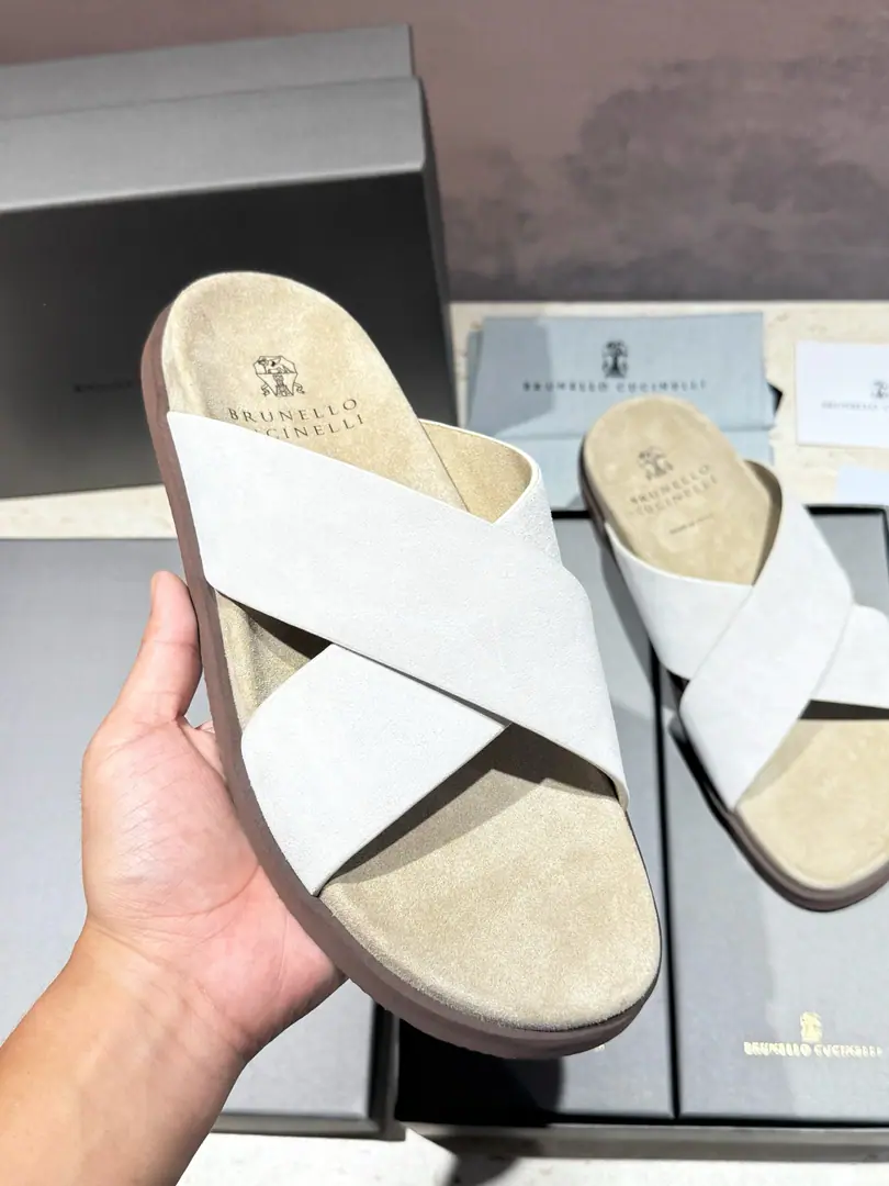 Brunello CucineliMen, leather slippers. The materials are beautiful.. Soft, skin-shoeed, wrapped-up designs that touch your feet., And with the most light. Combining the outer soles of micro-holed materials, Make your leisure time more comfortable.. Size:39-44(38.45Custom）