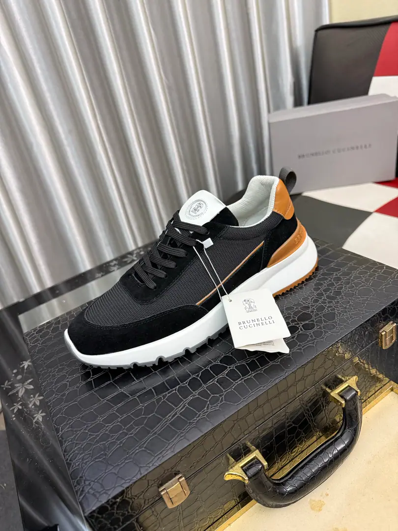 Get out of the factory.⌚️⌚️NewBrunello CucinelliSpring and summer.•I wear leisure sports shoes. BCThe world's top luxury brand from Italy. The shoes are airy and weave the wool. The high temperature of the shoe is melting.TPU Unique design Jane is not a bad person. The shoe is loose and the baggy is tight.+A pin-and-dock. Inside is a white benzene for a cow.+0.5mmCircle-based punch-hole design High-footing bubbles and cattle stickers. The upper foot is comfortable. TPU+PUThe big bottom is one. Shoes boxes are in the original drawer mode Shoes and shoes. Codes:38-44