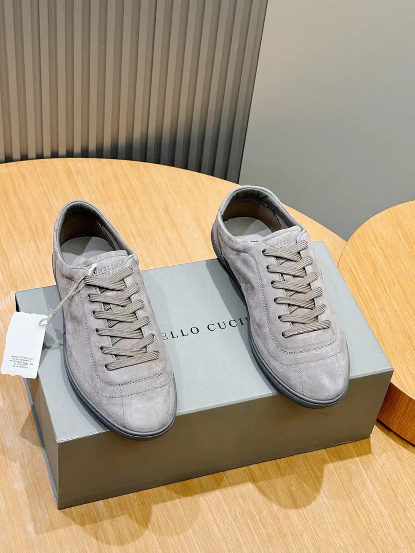 BRUNELLO CUCINELLI Sports shoes The selection of the material and the craft is a fine blend of the lightly geled shoes., A light-weighted and flexible feature.. The shoes are made of fuzzy leather., The display of irregular texture and changing light highlights the seasonal colour.. Super-soft structure combined with light rubber soles., The plastic is a nice shoe., It's easy to fit in with a variety of settings.. The fur is a fume., Stylish leather., A little bit of a flash on the surface.. The shoes are lined with soft leather.. Size:39-44（38.45 46Do it.）