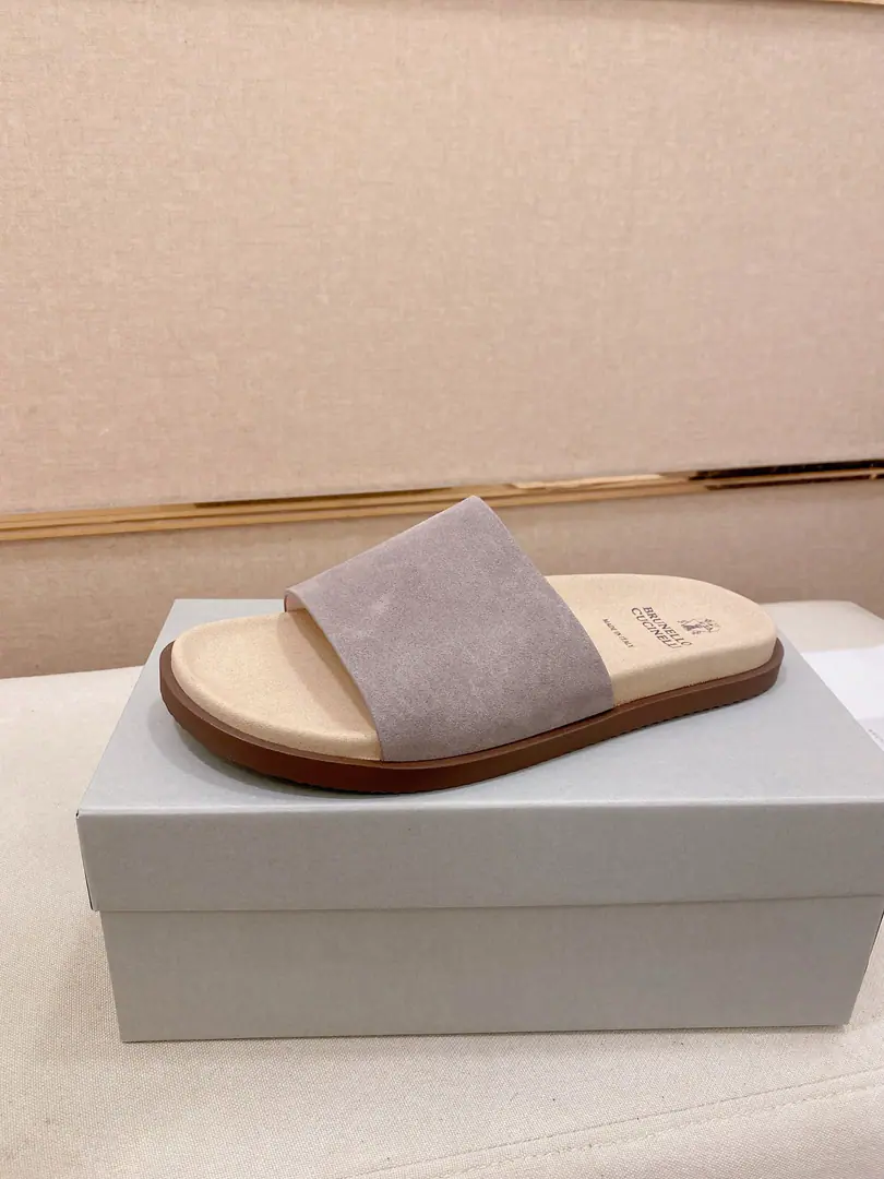 Plant prices: 【Cool.】Brunello Cucinelli BCMen's leisure men's sandals.｜This sandal is a swirling skin for the Italian import.｜The exterior of the shoe is plated with branded electrocution for the old processor.｜The buckles are scalding at will.｜You can handle it if you lose weight.｜The elastic rubber bubbles are so dense.｜It's not easy to deform.｜This sandal shoe is classic. It's never out of date.｜The personality of the outside world.logoAnd uniquely designed water-coated grooves.｜The luxury of the moment is blown up. Size: 38-44（45.46Do it.）