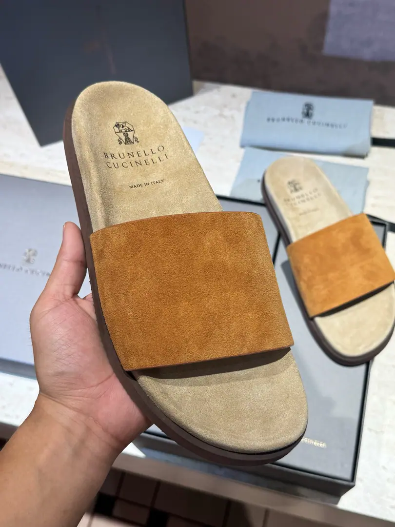 Brunello CucineliMen, leather slippers. The materials are beautiful.. Soft, skin-shoeed, wrapped-up designs that touch your feet., And with the most light. Combining the outer soles of micro-holed materials, Make your leisure time more comfortable.. Size:39-44(38.45Custom）