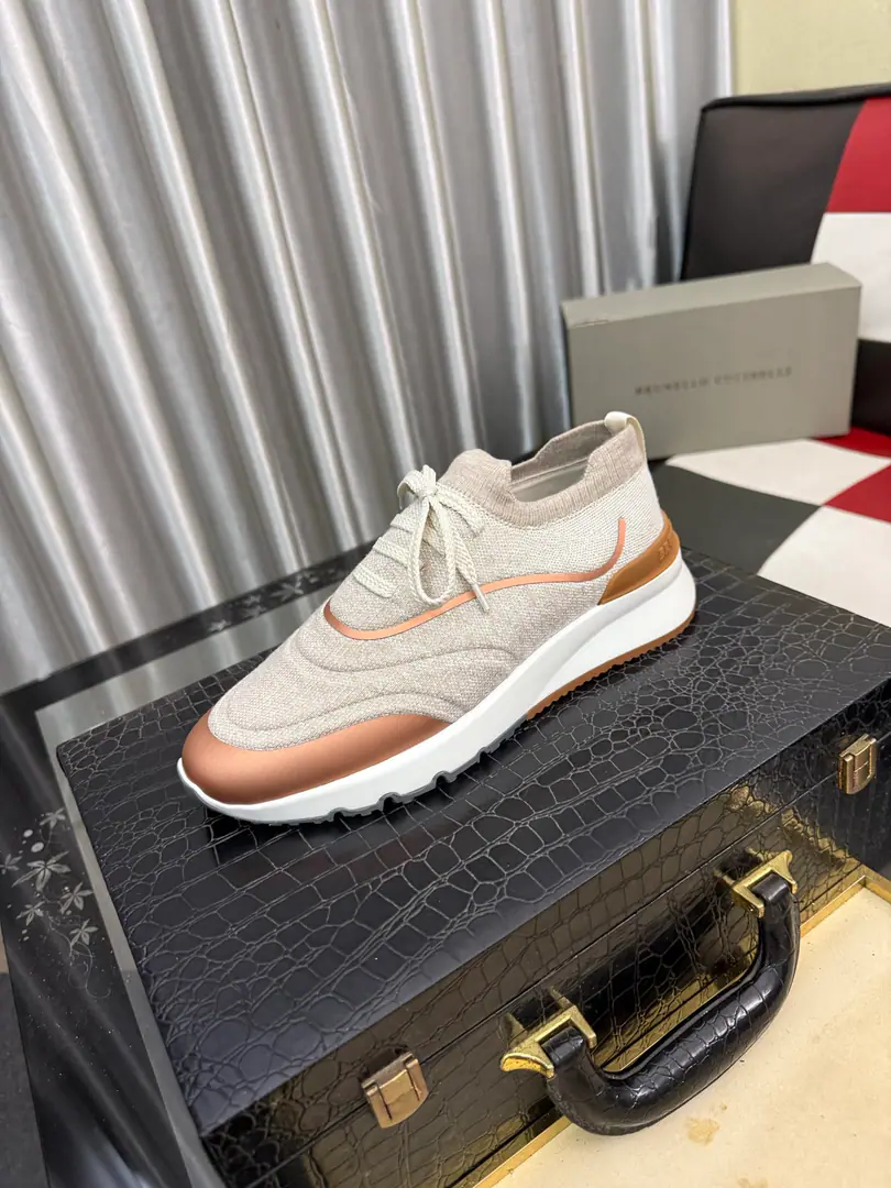 Get out of the factory.⌚️⌚️NewBrunello CucinelliSpring and summer.•I wear leisure sports shoes. BCThe world's top luxury brand from Italy. The shoes are airy and weave the wool. The high temperature of the shoe is melting.TPU Unique design Jane is not a bad person. The shoe is loose and the baggy is tight.+A pin-and-dock. Inside is a white benzene for a cow.+0.5mmCircle-based punch-hole design High-footing bubbles and cattle stickers. The upper foot is comfortable. TPU+PUThe big bottom is one. Shoes boxes are in the original drawer mode Shoes and shoes. Codes:38-44