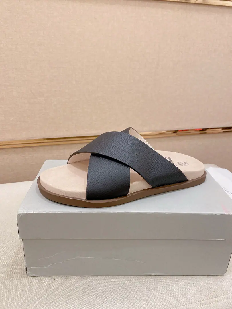 Plant prices: 【Cool.】Brunello Cucinelli BCMen's leisure men's sandals.｜This sandal is a swirling skin for the Italian import.｜The exterior of the shoe is plated with branded electrocution for the old processor.｜The buckles are scalding at will.｜You can handle it if you lose weight.｜The elastic rubber bubbles are so dense.｜It's not easy to deform.｜This sandal shoe is classic. It's never out of date.｜The personality of the outside world.logoAnd uniquely designed water-coated grooves.｜The luxury of the moment is blown up. Size: 38-44（45.46Do it.）