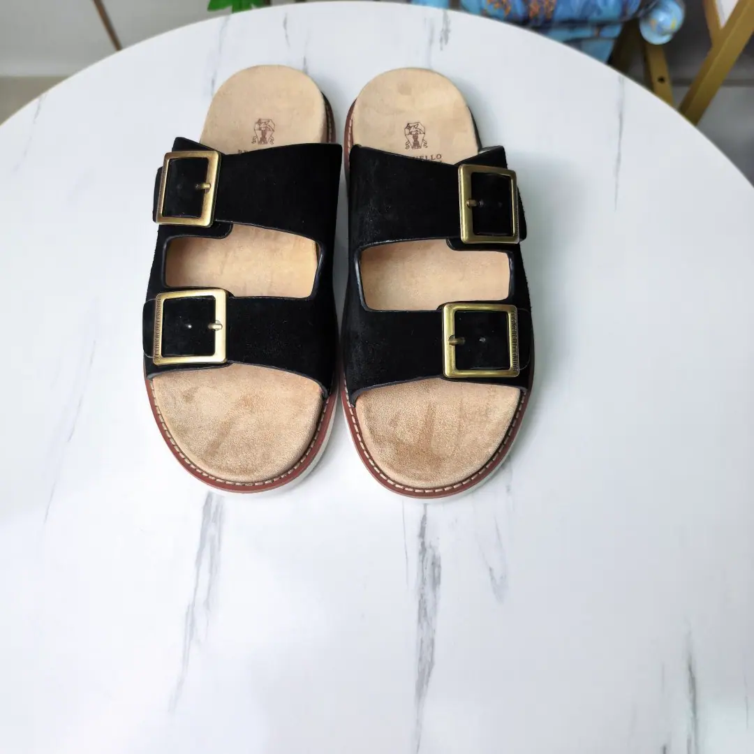 Plant price: 🏇🏻🏇🏻🏇🏻 【Cool.】Brunello Cucinelli BCMen's leisure men's sandals.✅ This sandal is a swirling skin for the Italian import.✅ The elastic rubber bubbles are so dense.｜It's not easy to deform.✅ This sandal shoe is classic. It's never out of date.✅ The personality of the outside world.logoAnd uniquely designed water-coated grooves.｜The luxury of the moment is blown up. Size: 38-44（45.46Do it.）