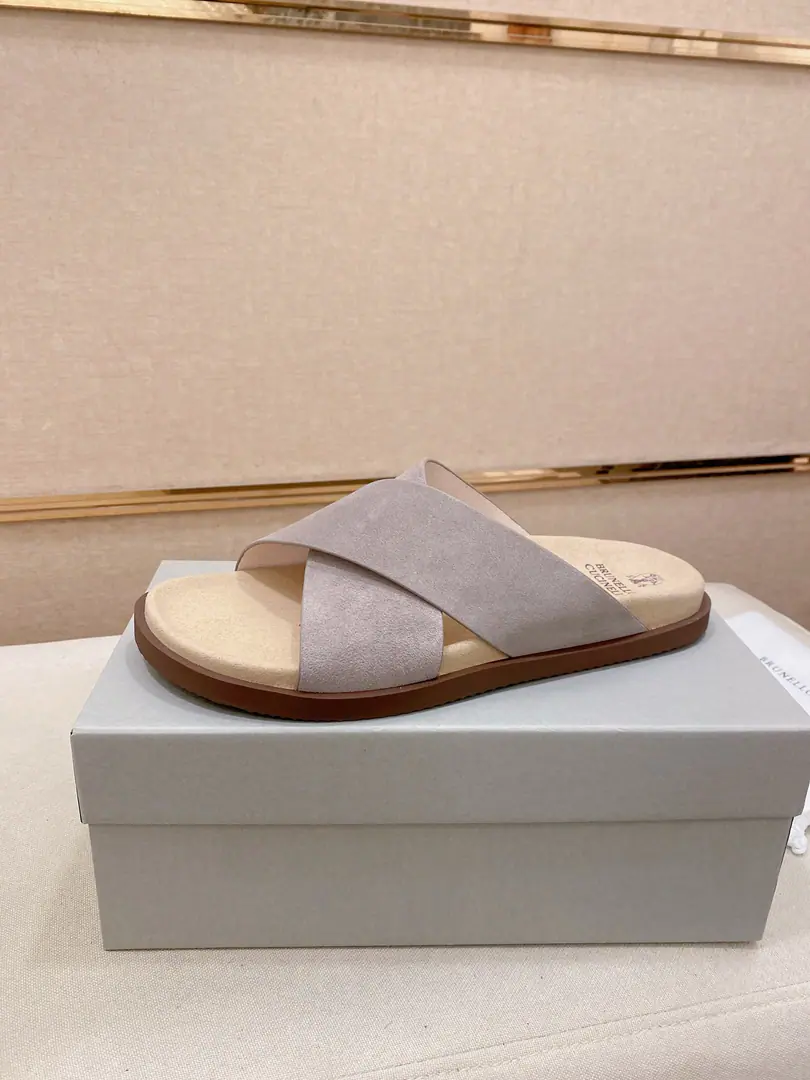 Plant prices: 【Cool.】Brunello Cucinelli BCMen's leisure men's sandals.｜This sandal is a swirling skin for the Italian import.｜The exterior of the shoe is plated with branded electrocution for the old processor.｜The buckles are scalding at will.｜You can handle it if you lose weight.｜The elastic rubber bubbles are so dense.｜It's not easy to deform.｜This sandal shoe is classic. It's never out of date.｜The personality of the outside world.logoAnd uniquely designed water-coated grooves.｜The luxury of the moment is blown up. Size: 38-44（45.46Do it.）
