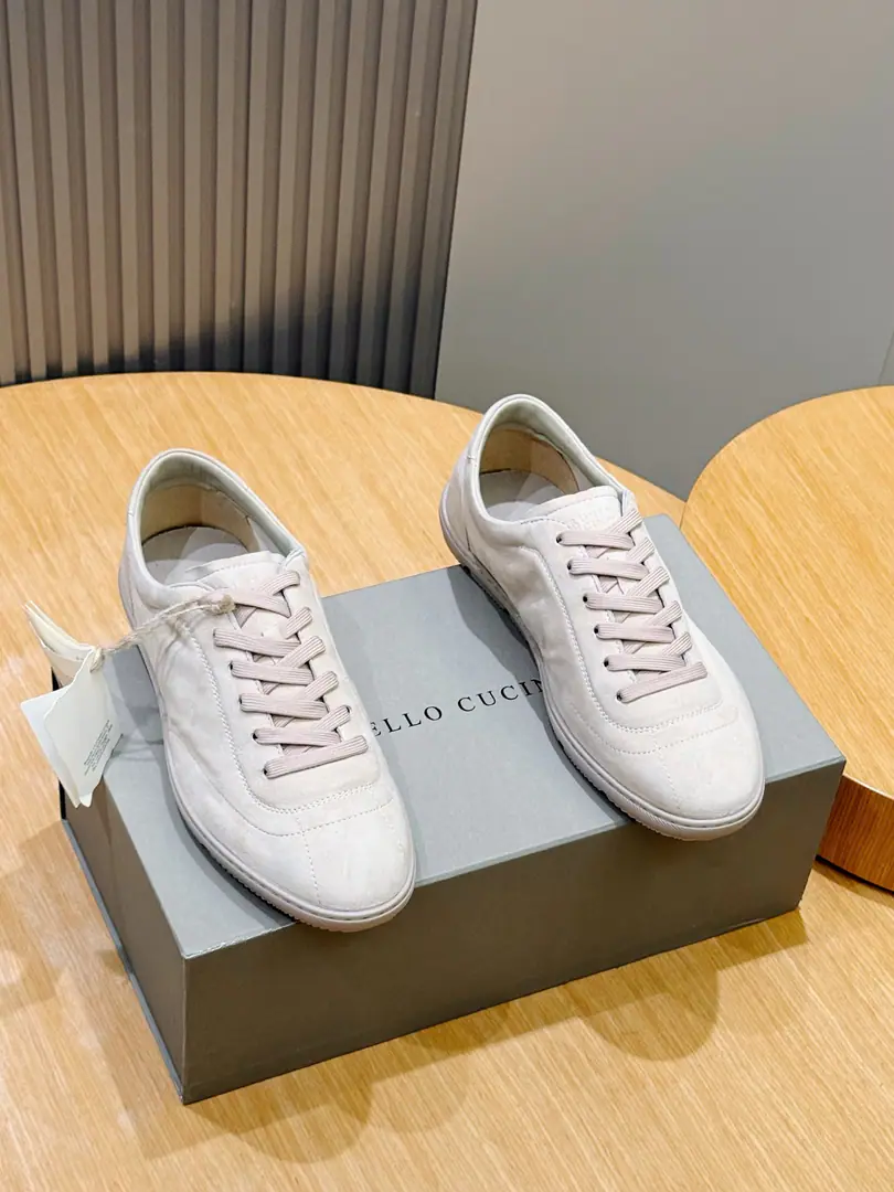 BRUNELLO CUCINELLI Sports shoes The selection of the material and the craft is a fine blend of the lightly geled shoes., A light-weighted and flexible feature.. The shoes are made of fuzzy leather., The display of irregular texture and changing light highlights the seasonal colour.. Super-soft structure combined with light rubber soles., The plastic is a nice shoe., It's easy to fit in with a variety of settings.. The fur is a fume., Stylish leather., A little bit of a flash on the surface.. The shoes are lined with soft leather.. Size:39-44（38.45 46Do it.）