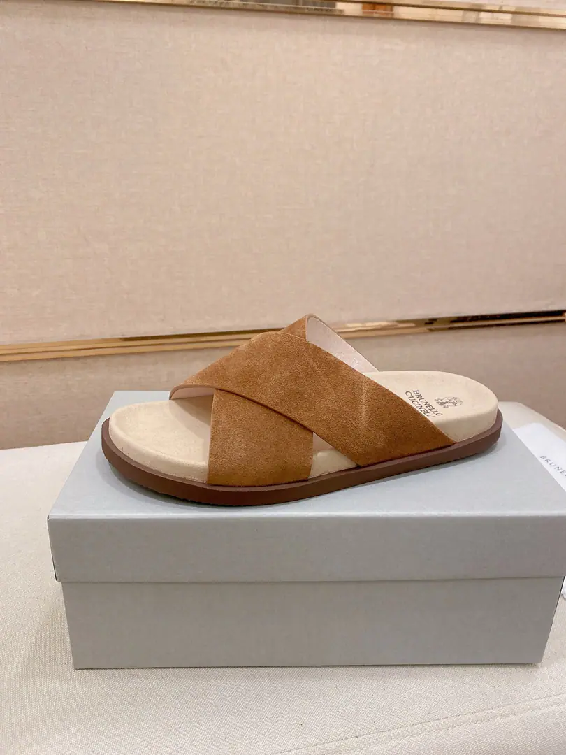 Plant prices: 【Cool.】Brunello Cucinelli BCMen's leisure men's sandals.｜This sandal is a swirling skin for the Italian import.｜The exterior of the shoe is plated with branded electrocution for the old processor.｜The buckles are scalding at will.｜You can handle it if you lose weight.｜The elastic rubber bubbles are so dense.｜It's not easy to deform.｜This sandal shoe is classic. It's never out of date.｜The personality of the outside world.logoAnd uniquely designed water-coated grooves.｜The luxury of the moment is blown up. Size: 38-44（45.46Do it.）