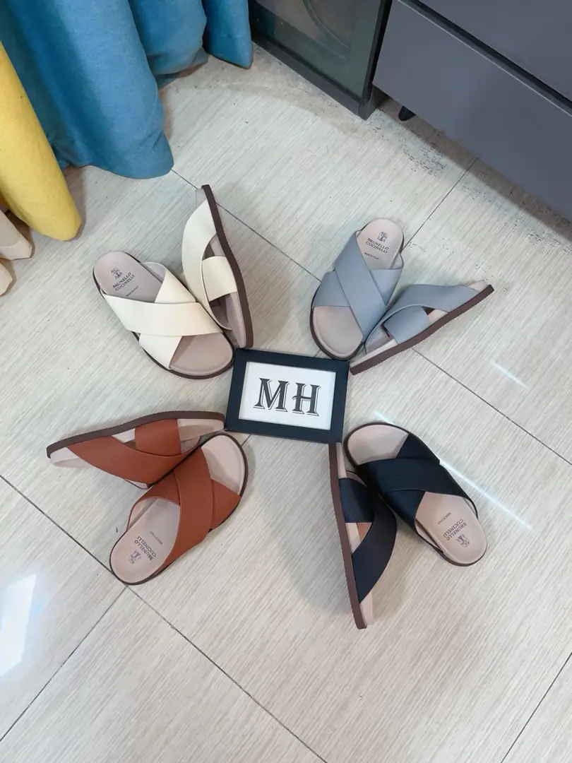 Get out of the factory.🌸🌸 【Cross-traw, Half-drawn】Brunello Cucinelli BCMen's leisure men's sandals.｜This sandal is a swirling skin for the Italian import.｜The exterior of the shoe is plated with branded electrocution for the old processor.｜The buckles are scalding at will.｜You can handle it if you lose weight.｜The elastic rubber bubbles are so dense.｜It's not easy to deform.｜This sandal shoe is classic. It's never out of date.｜The personality of the outside world.logoAnd uniquely designed water-coated grooves.｜The luxury of the moment is blown up. Size: 38-44（45.46Do it.）