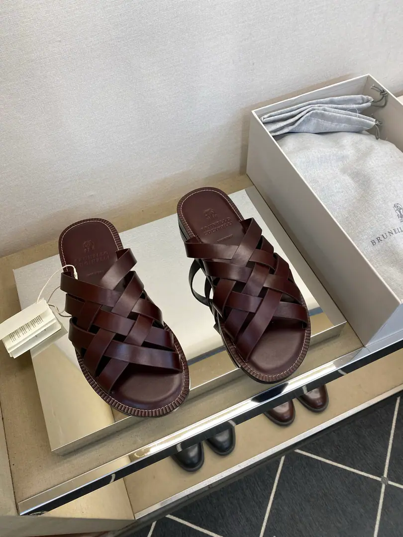 ⚠️【BRUNELL *CUCINELLI】 ⚠️High Quality, Top crafts. ⚠️Men's skin slippers. ⚠️Positive: 39－45, 46, Make a reservation. Leather. Fly face. ⚠The latest classic fork-to-draw.！🐂Goods！The summer must be set up., Top crafts[John.]💯💯！Fahrenheit.: Original oil waxed cow skin., It's so strong.(It's super-high., A touch.)！Uchi., The insides are all wrapped in calf skin., My feet are soft and cozy.！It's so strong.！The note is so thick.！！Maximum Version！